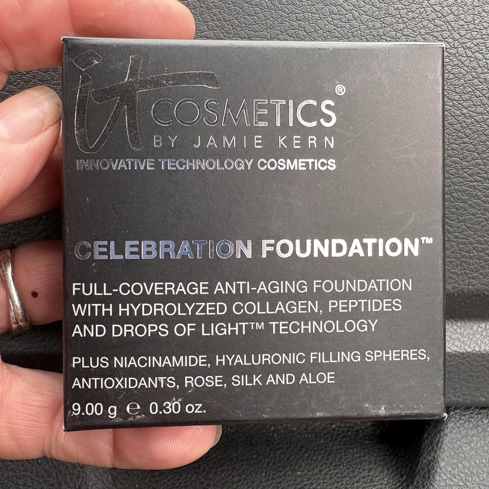 It Cosmetics Celebration Foundation Powder ~ MEDIUM Beige ~ 0.30 oz / 9 g ~ NIB